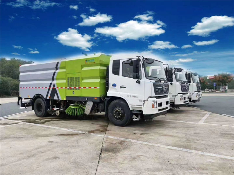 浙江金華葛老板在我們公司定購了3輛東風(fēng)天錦洗掃車